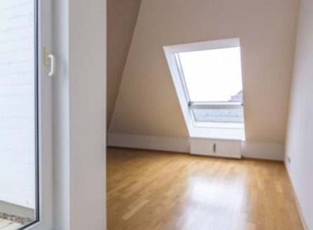 Appartement de trois pièces vacant avec terrasse sous les toits de Charlottenburg
