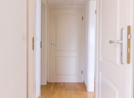 Appartement de trois pièces vacant avec terrasse sous les toits de Charlottenburg