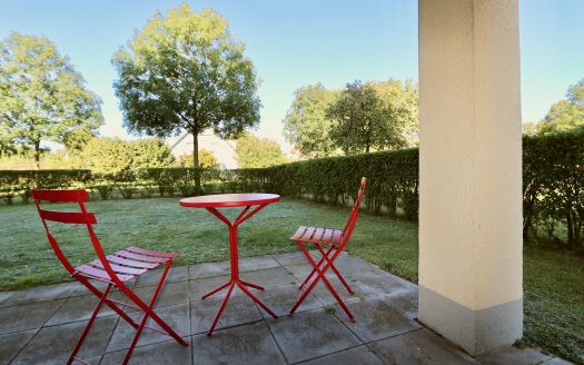 Appartement de deux pièces avec terrasse et place de parking – vendu inoccupé