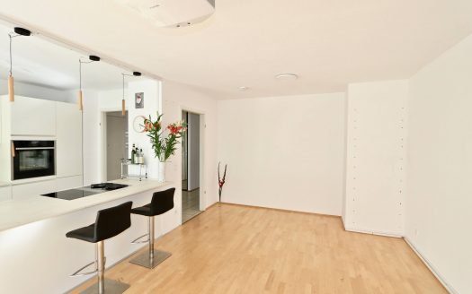 Appartement de 3 pièces avec balcon et place de parking à Kollwitzplatz